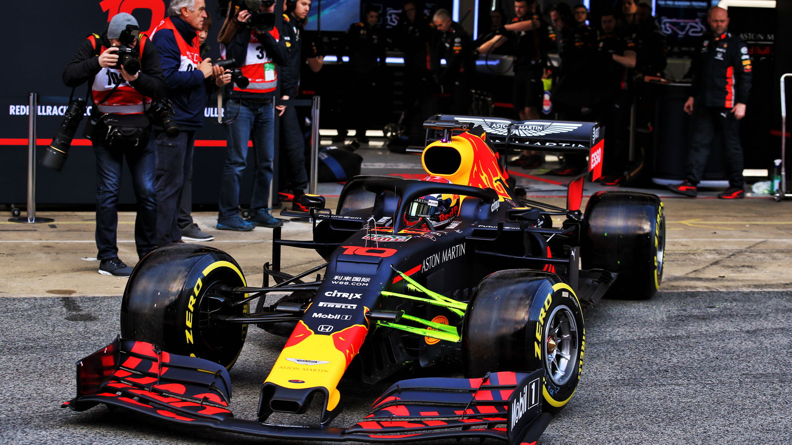 Pirelli explains new ‘shiny tyre’ look for F1 2019